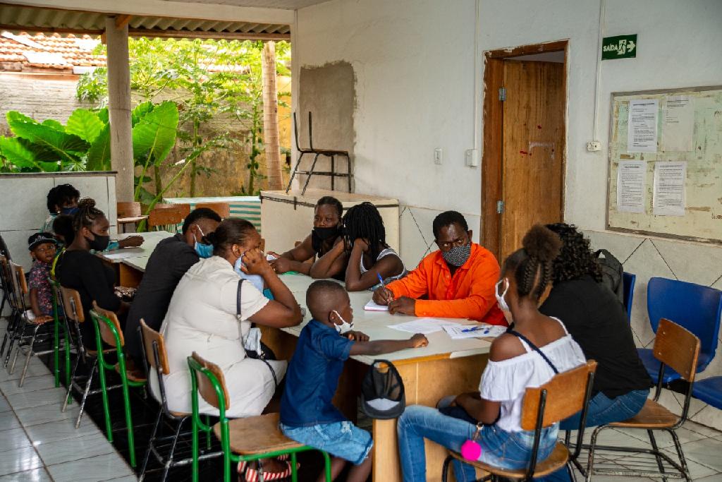 Antes do in&iacute;cio das oficinas, os organizadores se reuniram com as fam&iacute;lias dos participantes e representantes da Associa&ccedil;&atilde;o dos Haitianos