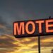 Homem sofre ataque cardíaco e morre dentro de suíte de motel